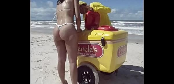  Fiestacasaldf Esposa de micro bikini comprando picolé